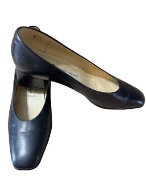 Etienne Aigner Vintage Navy block Heels squared toe Leather
Size 8 N